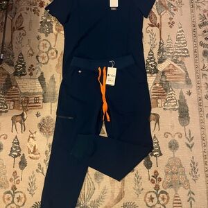 Figs Women's Dark Blue Scrub Set
Willing to sell apart just message me